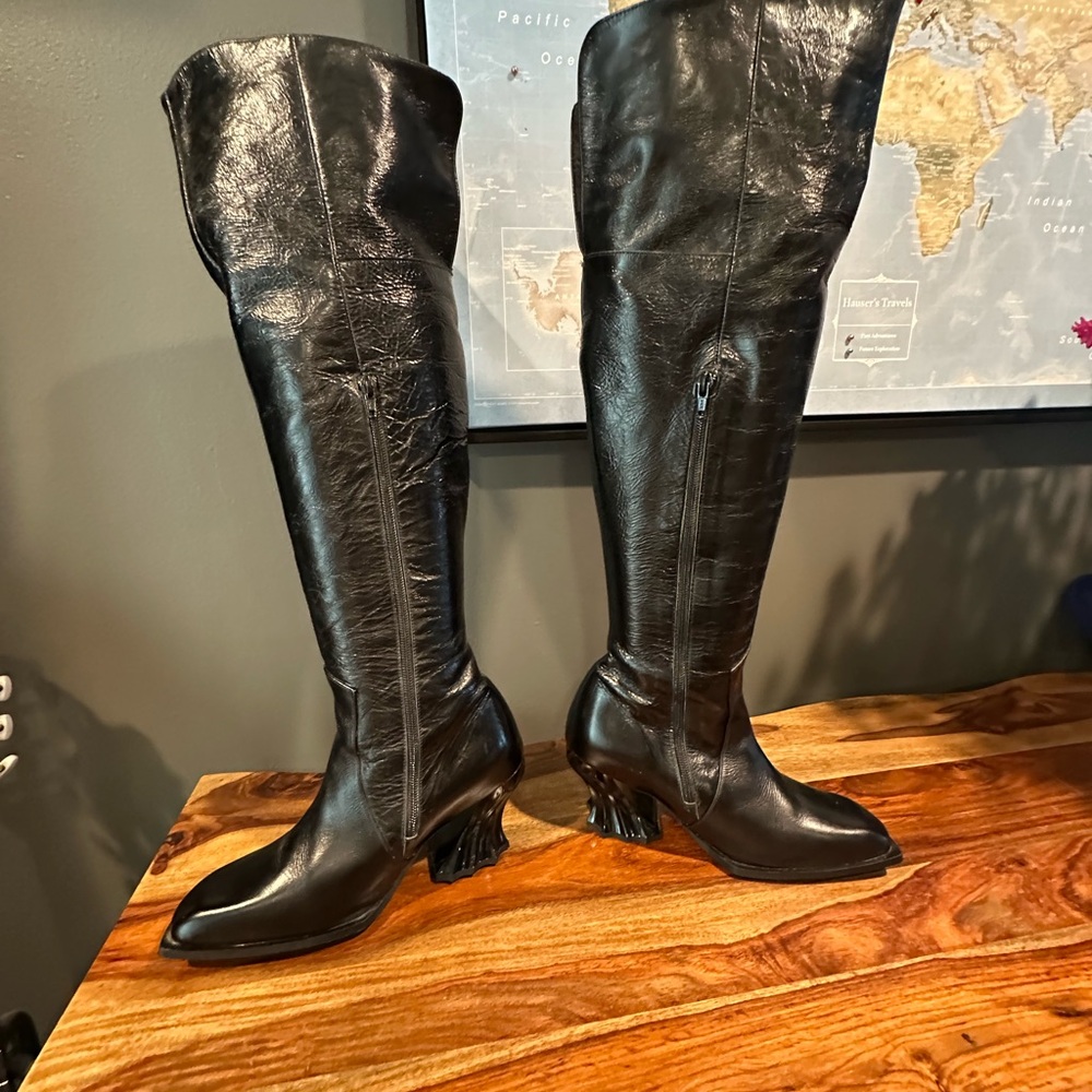 NEW JOHN FLUEVOG ROCOCO:
DESDEMONA BOOTS 
BLACK LEATHER & DAMASK CUFFS